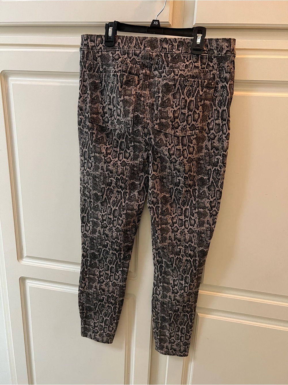 SPANX Snake-Pattern Slim Leggings in Black and Gray with Red Tag - Picture 4 of 7